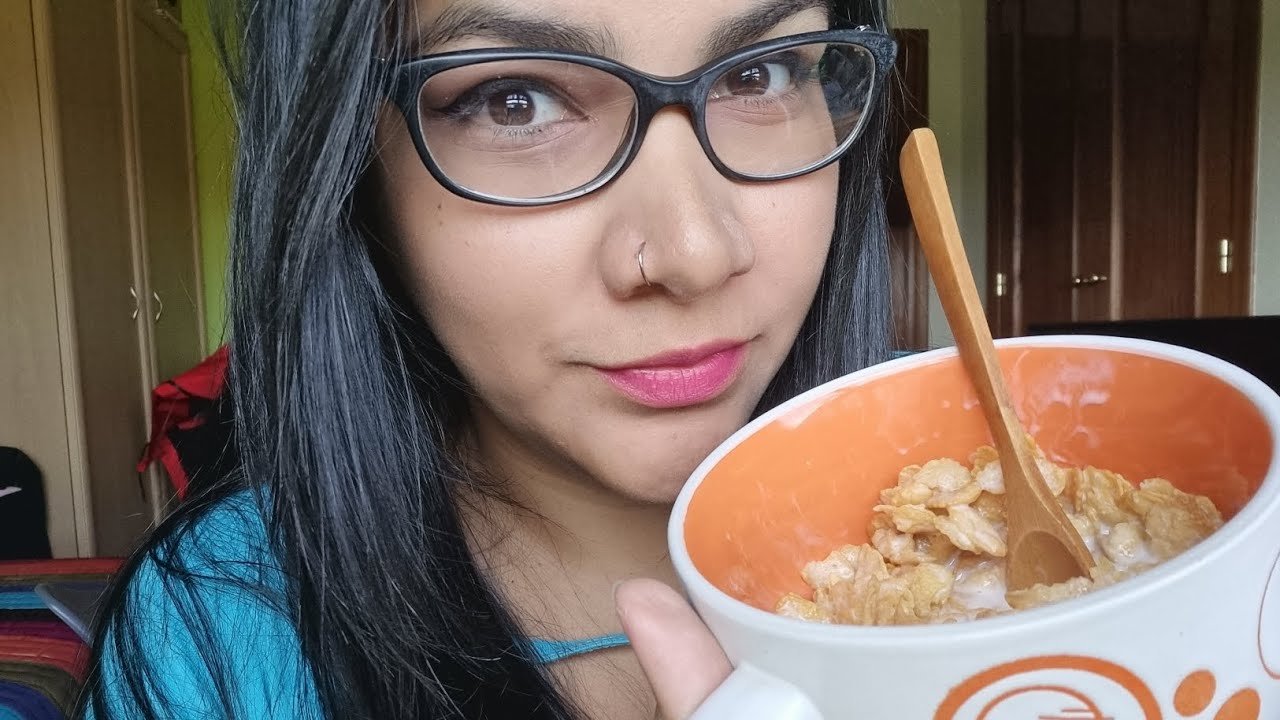 ASMR comiendo cereal mientras leo sus historias de infidelidad