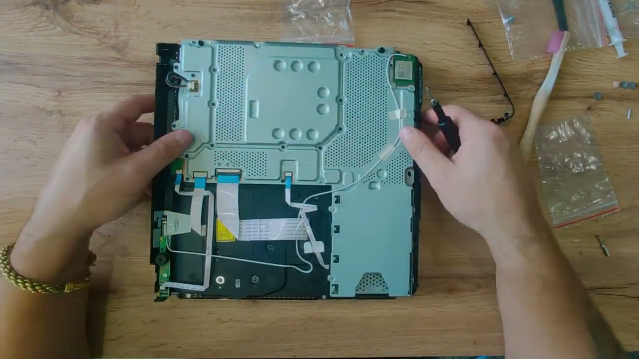 PS4 Slim Финално почистване, сглобяване и тест