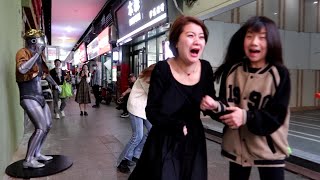 【189】妹子合影的時候以為模特要倒下 嚇得不知所措.Funny Atomic Heart twins prank in China.