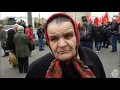 Пожилая женщина читает стихи о власти в Москве на митинге .