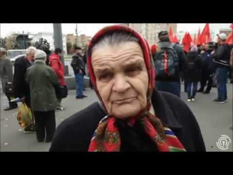 Пожилая сосет в машине Пожилая сосет в машине