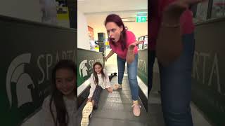 Reacția mamei când vede ce fac pe...