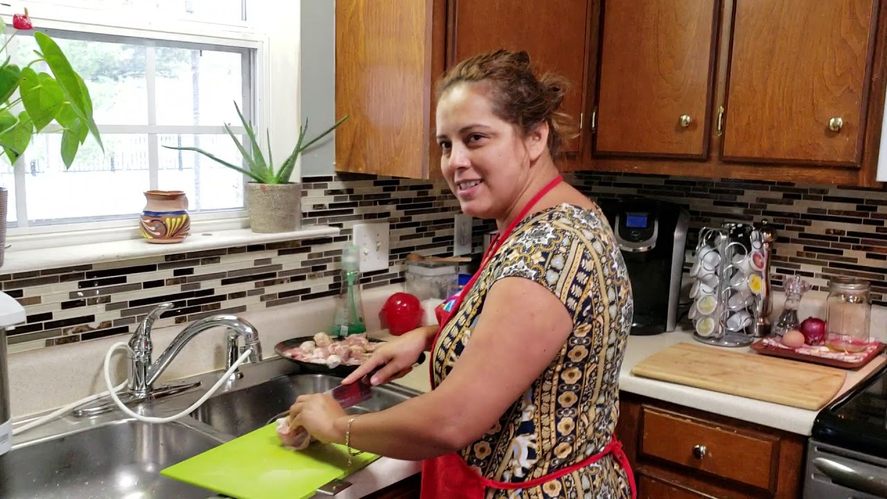 Preparando las piernas de pollo con espinaca saludable english