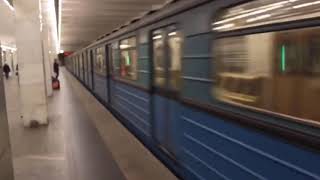 Тебе одной  -  необыкновенный голос- Песня  в метро (Николай Басков cover)
