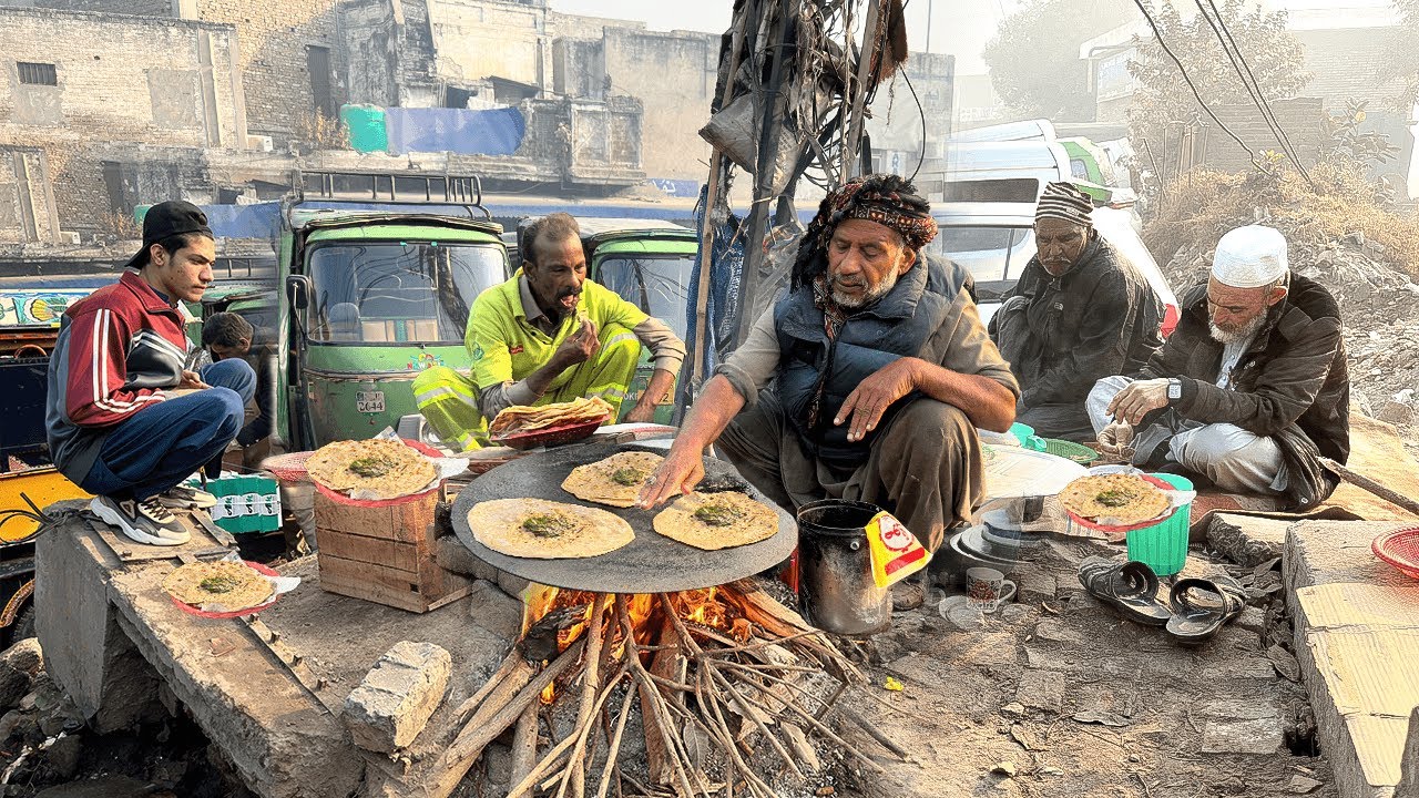 THE #1 BEST DESI BREAKFAST IN PAKISTAN 🤤 ONLY RS 60 | SAAG PARATHA & ALOO PARATHA STREET FOOD