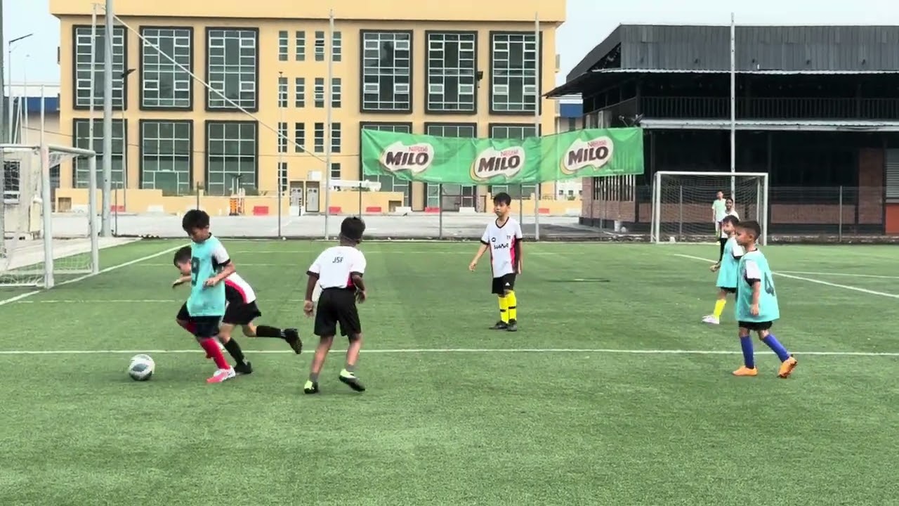 足球小巨人。#malaysia #football #soccer #손흥민 