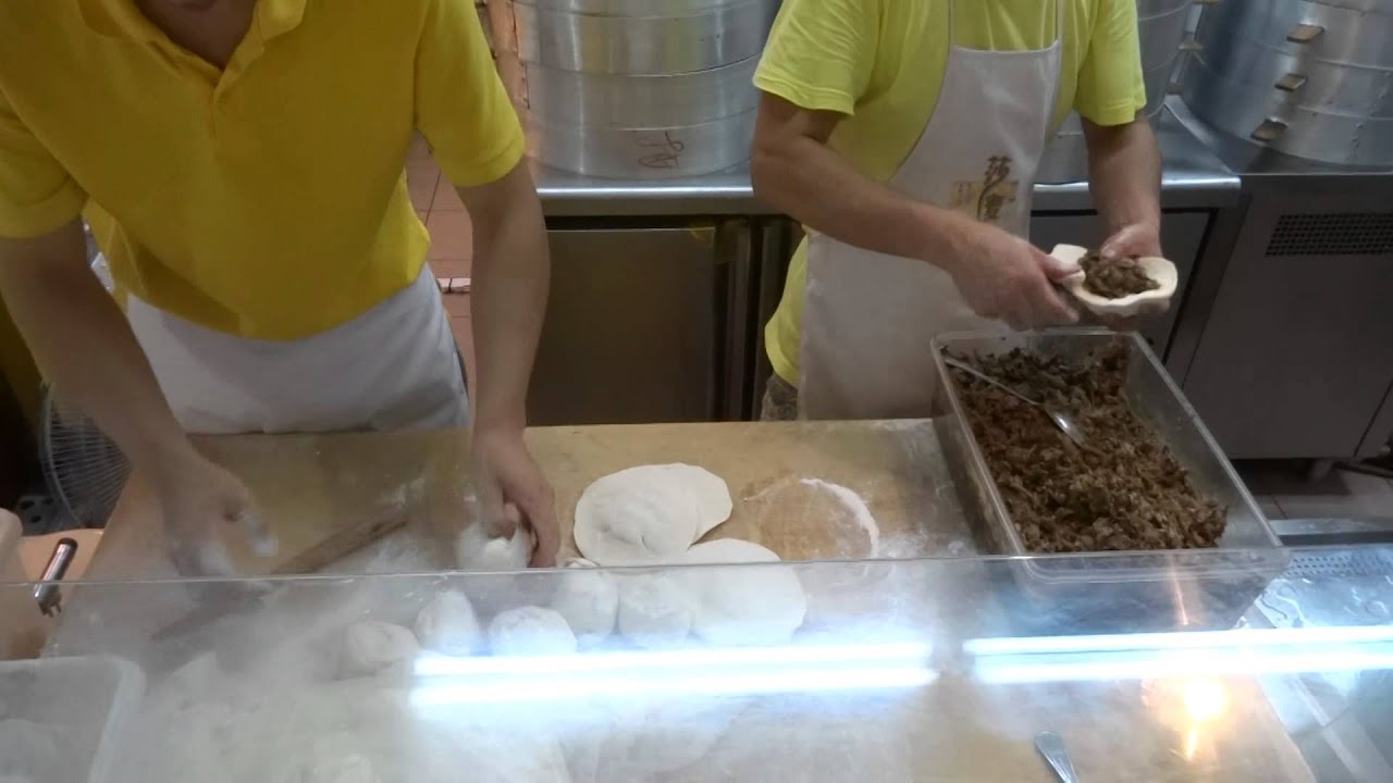 SIOPAO MAKING AT CHINATOWN SINGAPORE - YouTube