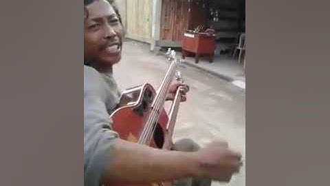 Street guitarist plays Wish You Were Here by Pink Floyd