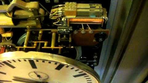 TN master clock with second contact