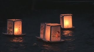 水面に灯籠 故人しのぶ 日航機墜落事故から３２年