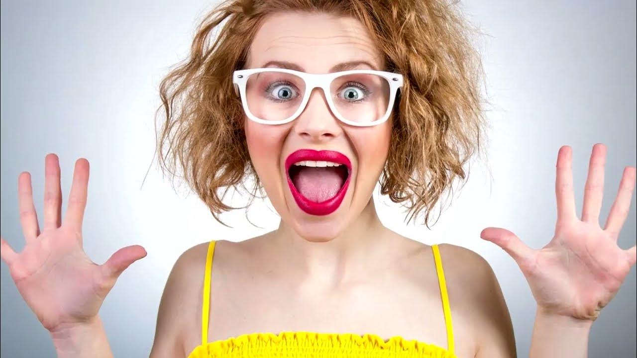 Женское лицо. В восторге от яркой. Лицо с улыбкой. Эмоция восторг. Удивление радость.