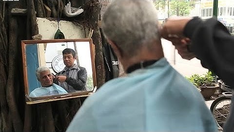 Cắt tóc vỉa hè dưới gốc đa