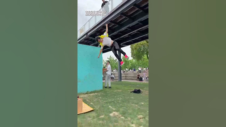 😆🤗The Delivery Guy Helps The Beautiful Girl Pick Up Her Bag, This Is So Cool#parkour  #skate#shorts