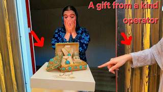 😱 The Operator’s Amazing Gift to a Nomadic Girl — Then Something Unbelievable Happened!