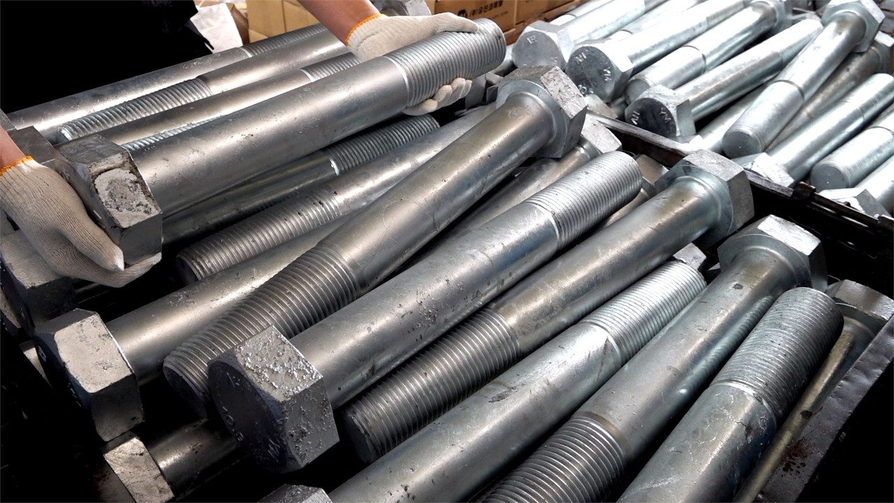 Точность! Процесс изготовления болта размером с гигантскую руку!