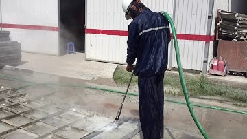 Vệ sinh cốt pha, giàn giáo bằng máy phun nước áp lực cao