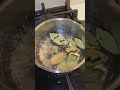 prepara laurel y clavos de olor