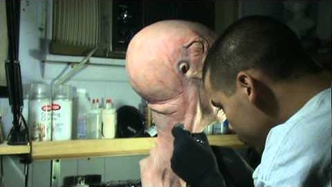 painting a latex mask part 2.mpg