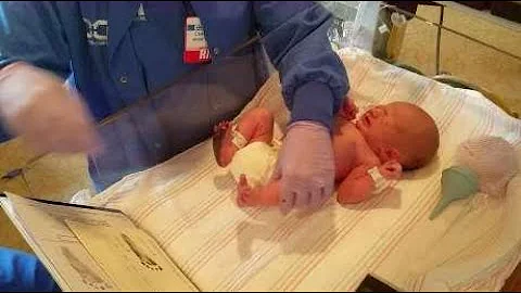 为什么医院要留新生儿的脚印，而不是留手印？看完涨知识了！ - 天天要闻
