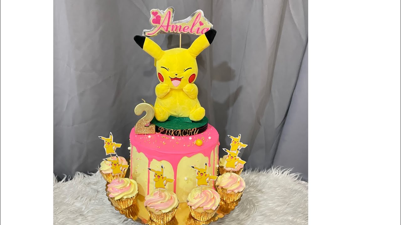 Decoración de Pikachu. Para niña en merengue italiano.