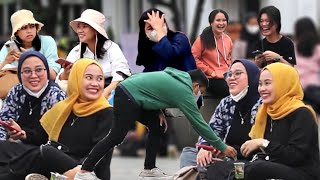 Download Lagu TARUH GELAS DI SAMPING ORANG, LALU ADA YANG KASIH DUIT TIBA-TIBA. MP3 Download Lagu TARUH GELAS DI SAMPING ORANG, LALU ADA YANG KASIH DUIT TIBA-TIBA. MP3