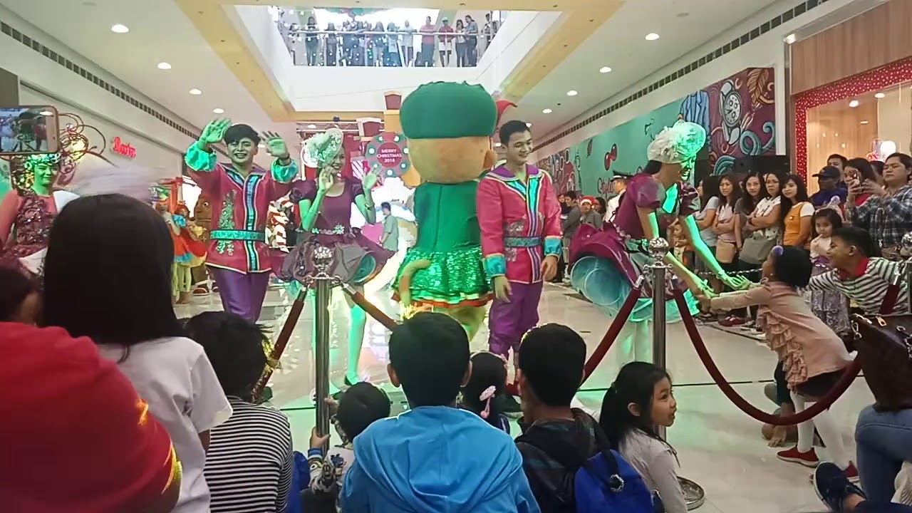 Watching Christmas Parade @ SM Legazpi