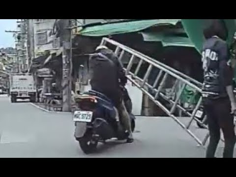 【車禍影片】被鐵梯擊倒（2023.10.10 新北市中和區連城路265巷