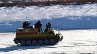 Вездеход проваливается под лед