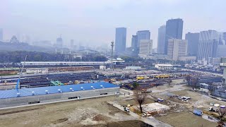 【大阪メトロ / 森之宮検車場に新駅】2023.2.24 雨が降る中、ショベルカーが建物の後ろで稼働する！ 大阪城も霞んで見える。 JAPAN / Osaka