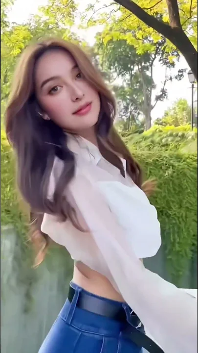 美麗自信的新疆哈薩克族女孩, 美絕天際的伊犁河谷！Beautiful confident Xinjiang Kazakh girl, picturesque Ili river valley