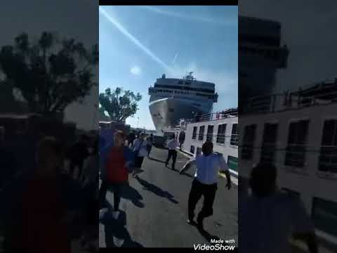 Giant Cruise Ship Crush in Venice (Nave da Crociera, incidente nel canale della Giudecca)