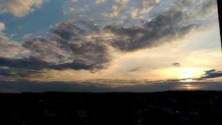 clouds race across the sky уже весенний тёплый ветер гоняет облака