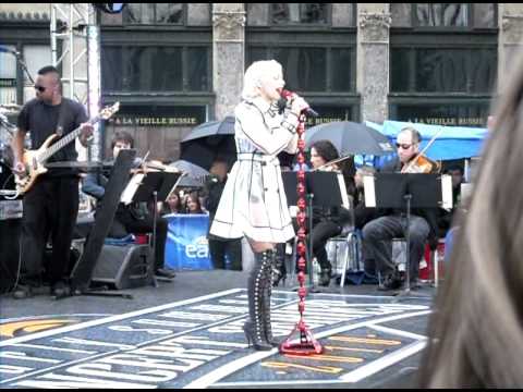 Christina Aguilera: Genie in a Bottle / What A Gir...