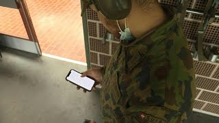 Soldados suizos prueban aplicación para librar la batalla contra el coronavirus | AFP screenshot 2