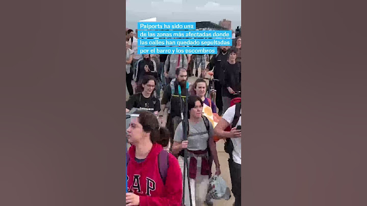 Vecinos de Picaña cruzan el puente a Paiporta como voluntarios por la dana