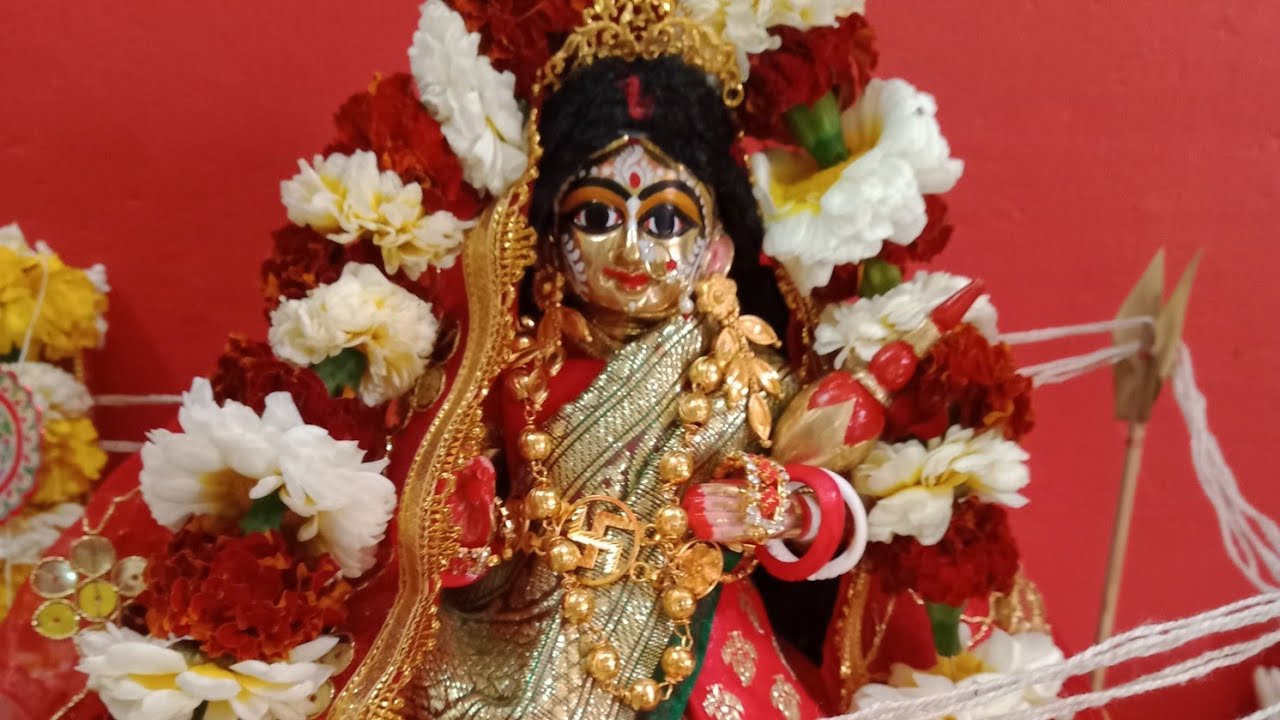 মায়ের নতুন বেনারসি ও পুজোর আগের দিনের গোছগাছ । Maa Laxmi Protishtha korlam