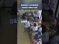 服务员给客人上菜时脚滑摔倒,年轻就是好倒地后立马起身,网友:怎么还给人放空盘子呢
