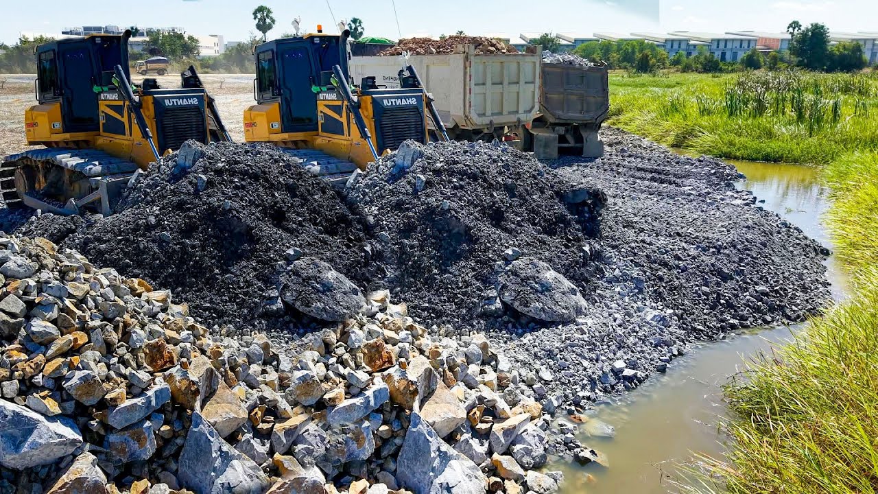 Amazing work !!​ Dozer DH17C3 skills for building water using rocks to fill swamps and deep water.