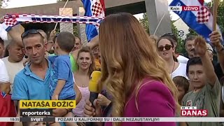 Nataša Božić očitava bukvicu rulji u pozadini