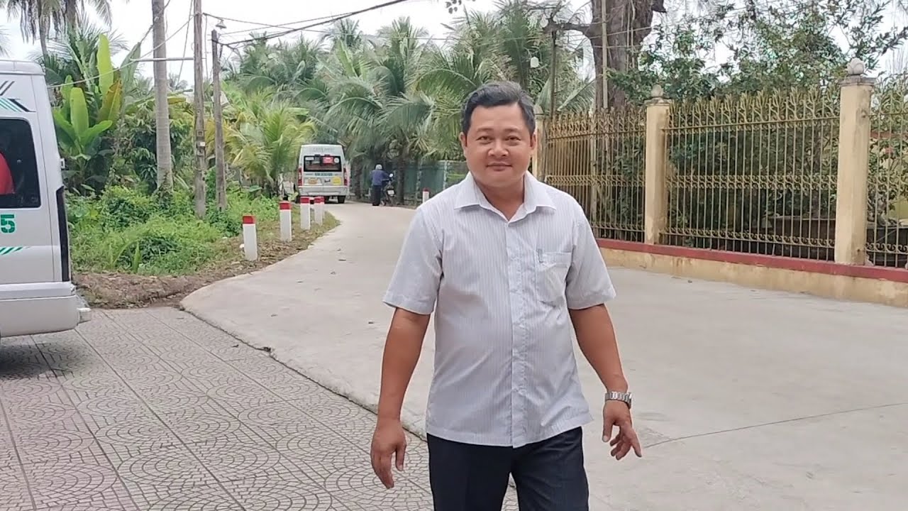 Vui cùng hộ nghèo khi được nhận quà từ tay mạnh thường quân trao tặng!