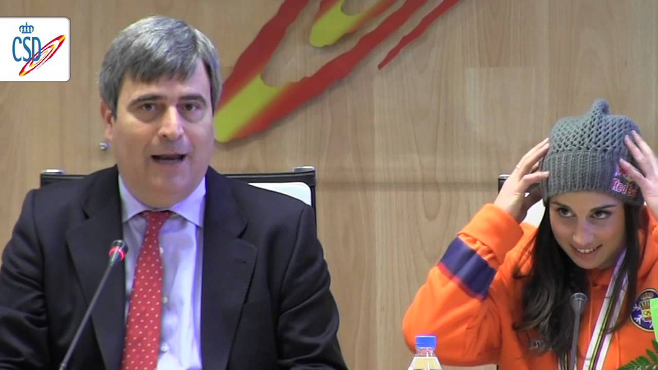 Miguel Cardenal felicita a Queralt Castellet tras su subcampeonato mundial consejo comunitario