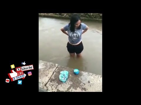 WANITA CANTIK TELANJANG MANDI DI SUNGAI