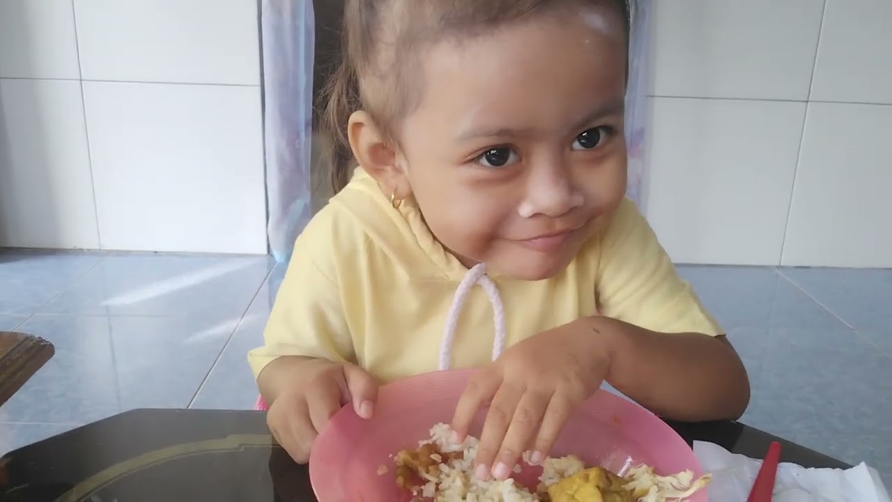Batita sedang sarapan pagi belajar makan sendiri, demen banget sama tulang ‼️ 21 mei 2023