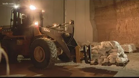 Sandbagging mission goes underground in Valmeyer, Illinois