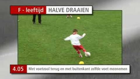 F4 05 Met voetzool terug en met buitenkant zelfde voet meenemen