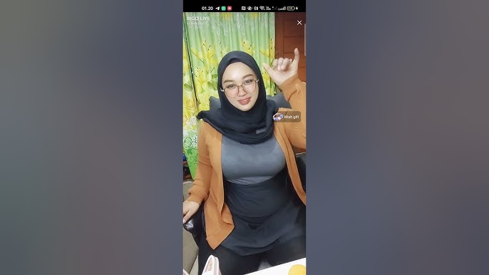 Alanah Rae ogzini qalin sperma bilan yuvishni afzal koradi