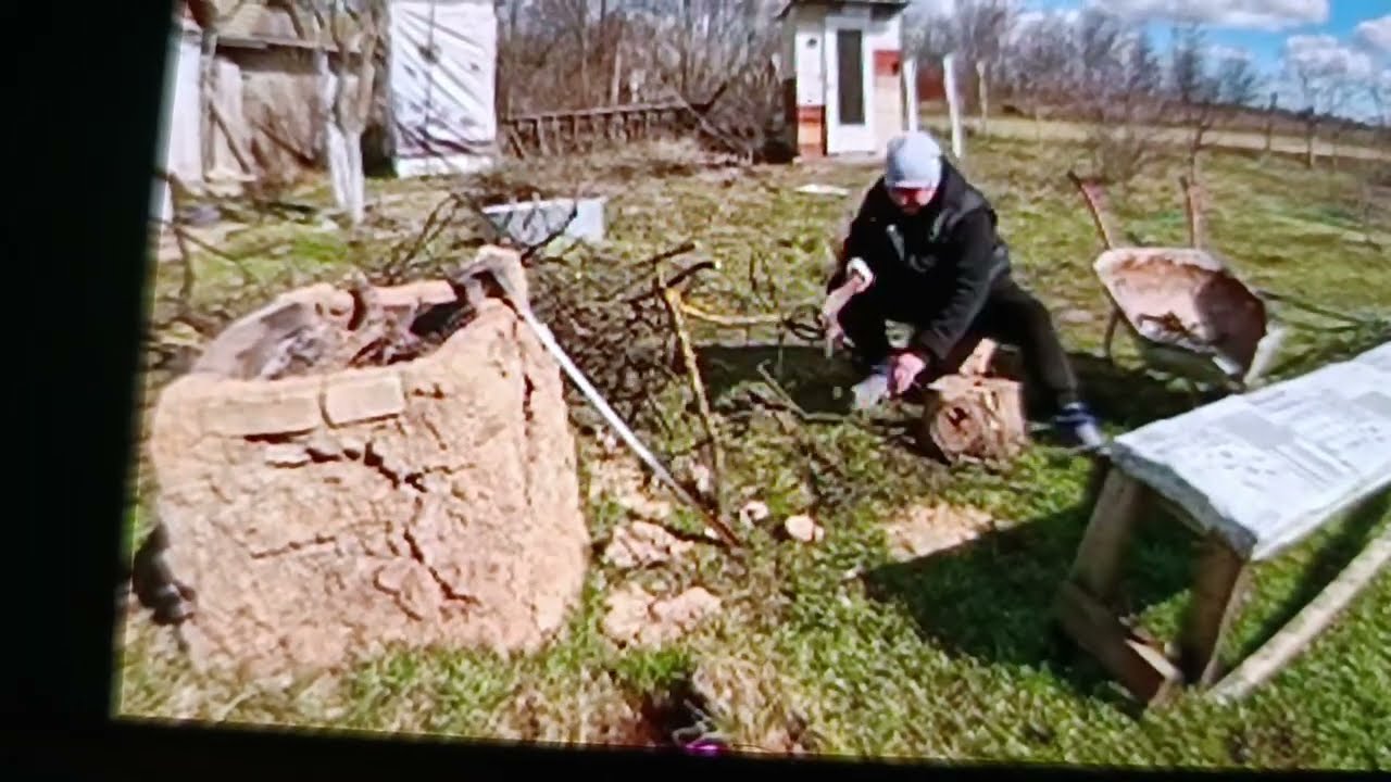 Я мужик должен наулице работать.Моя королева с детьми дома а домашние дела, когда нибудь сделается.