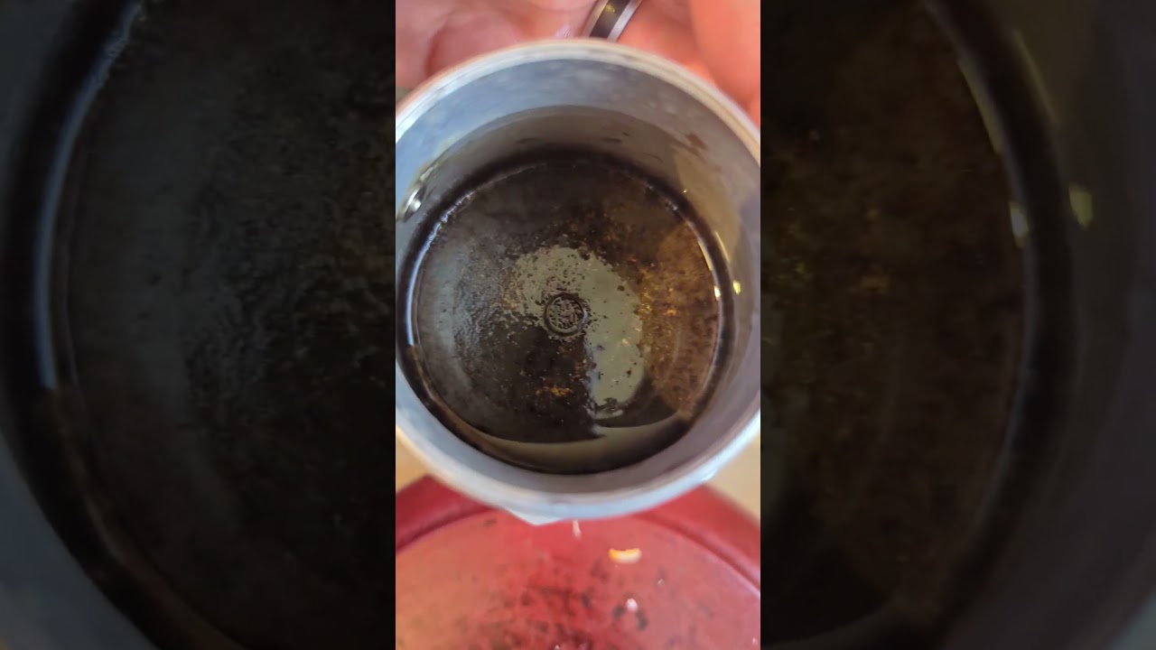 Уход за мока-кофеваркой: генеральная чистка и замена уплотнительной прокладки фильтра.