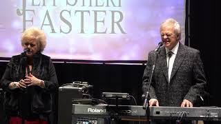 Jeff & Sheri Easter - Here Comes Jesus