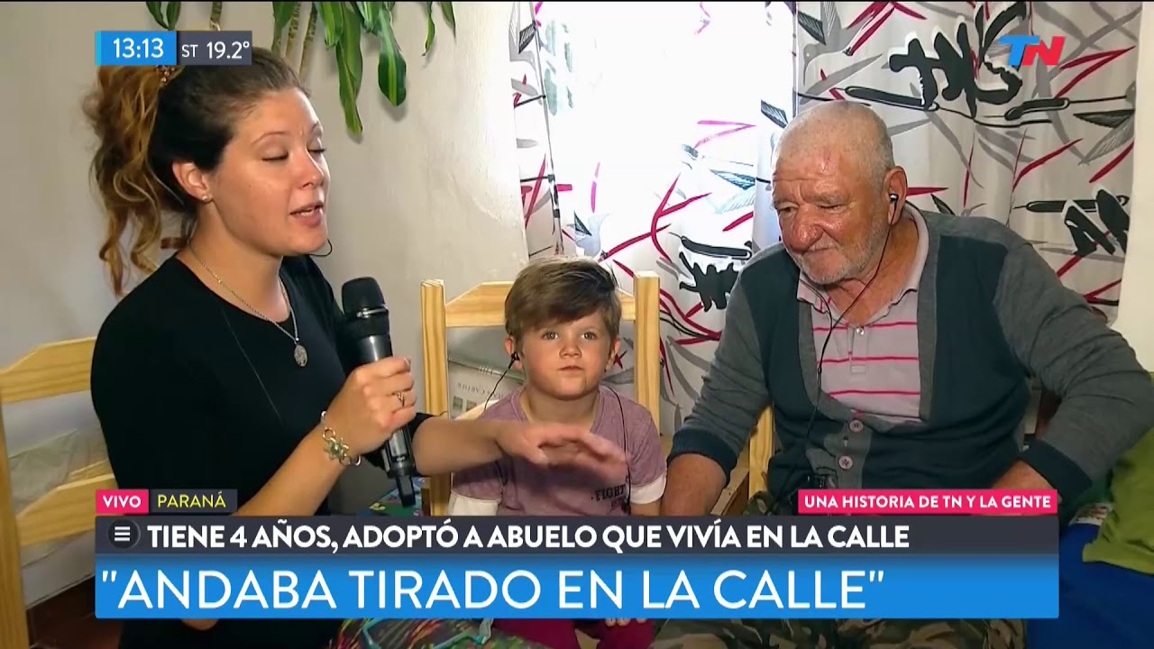 Tiene 5 años y adoptó a un abuelo que vivía en la calle